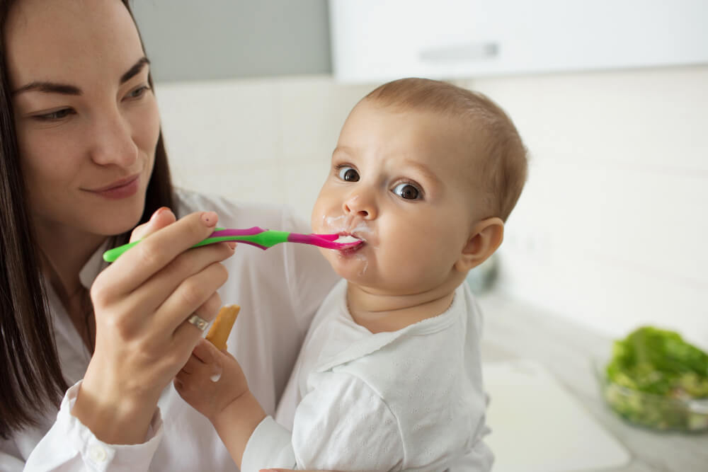 Baby-Led Weaning vs. Traditional Spoon-Feeding